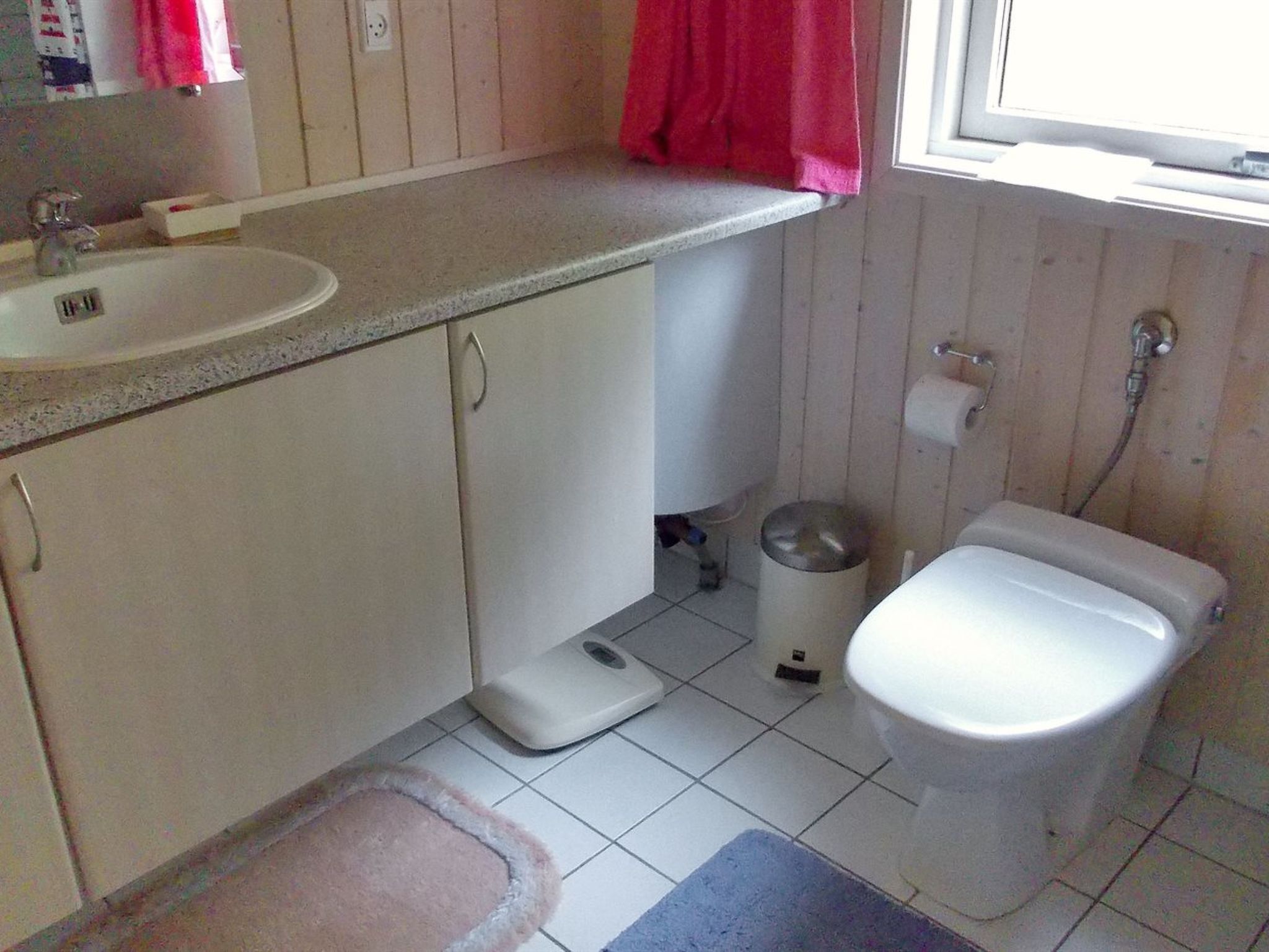 Pieni kylpyhuone, jossa on pesuallas, wc ja suihku.