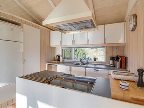 Fridge, microwave, dishwasher, cookware/dishes/utensils