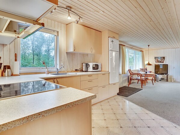 Køleskab, mikrobølgeovn, ovn, højstol