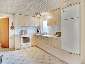 Køleskab, mikrobølgeovn, ovn, højstol