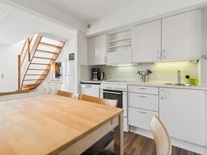 Kühlschrank, Mikrowelle, Geschirrspüler, Kochgeschirr/Geschirr/Besteck
