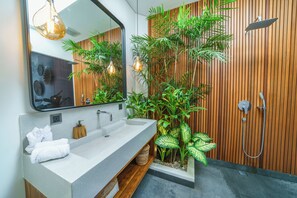 Bañera y ducha independientes, secador de pelo, toallas