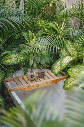 Separate bathtub and shower, hair dryer, towels - Villa Casa Kreole - Stylish 2BR villa (Canggu)