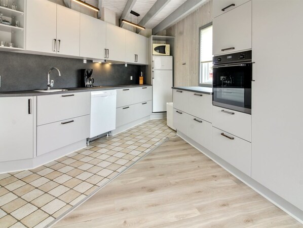 Kühlschrank, Mikrowelle, Ofen, Geschirrspüler