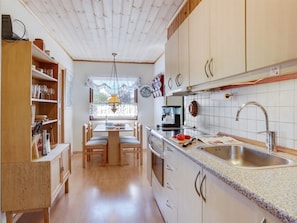 Fridge, oven, cookware/dishes/utensils - "Maelle" - 600m from the sea by Interhome (Dannemare)