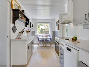 Fridge, oven, dishwasher, cookware/dishes/utensils