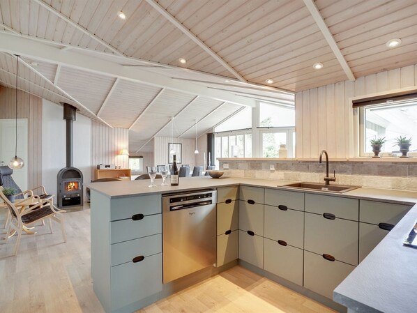 ثلاجة، ميكروويف، فرن، غسالة أطباق