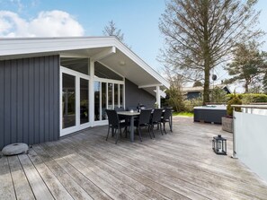 تناول الطعام بالخارج