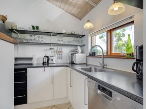 Een koelkast, een microgolfoven, een oven, een vaatwasser