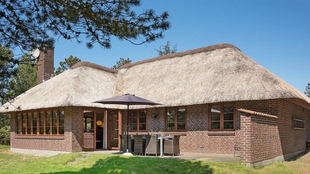 A rustic building with a thatched roof, brick walls, and large windows. - "Satzur" - 800m from the sea by Interhome (Blåvand)