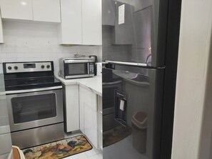 ثلاجة، ميكروويف، فرن، موقد طهي مسطح