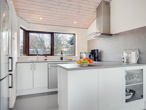 Kjøleskap, mikrobølgeovn, ovn og oppvaskmaskin