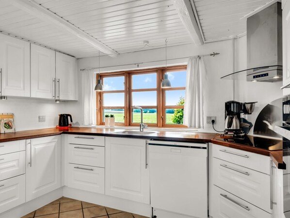 Kühlschrank, Mikrowelle, Geschirrspüler, Kochgeschirr/Geschirr/Besteck