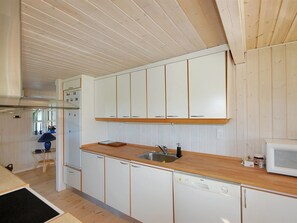 Fridge, microwave, dishwasher, cookware/dishes/utensils - "Tomke" - 1.7km from the sea by Interhome (Blokhus)