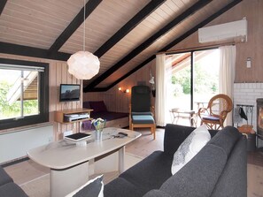 Een televisie, een open haard en een dvd-speler