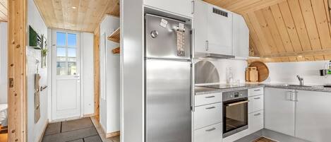 Køleskab, mikrobølgeovn, ovn, køkkentøj/tallerkener/redskaber