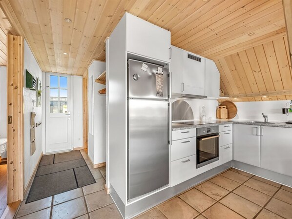 Køleskab, mikrobølgeovn, ovn, køkkentøj/tallerkener/redskaber