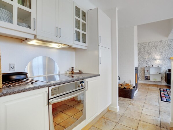 Fridge, microwave, dishwasher, cookware/dishes/utensils