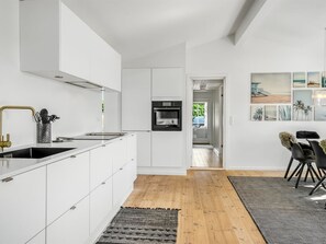 Kjøleskap, mikrobølgeovn, ovn og oppvaskmaskin