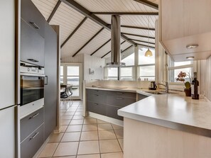 Refrigerador, microondas, lavavajillas y utensilios de cocina 