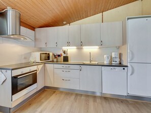 ثلاجة، ميكروويف، فرن، غسالة أطباق