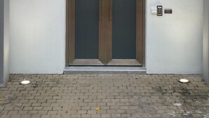 Unas puertas dobles con una placa que indica el número '510' y un buzón pequeño.