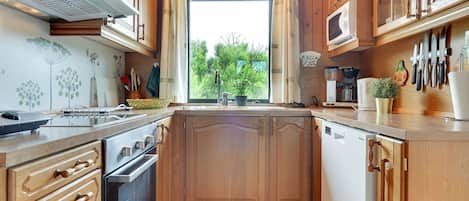 Kühlschrank, Mikrowelle, Ofen, Geschirrspüler