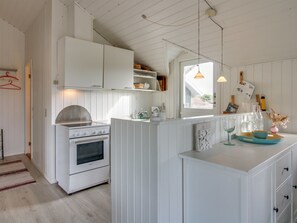 Køleskab, ovn, opvaskemaskine, højstol