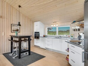 Kühlschrank, Mikrowelle, Geschirrspüler, Kochgeschirr/Geschirr/Besteck