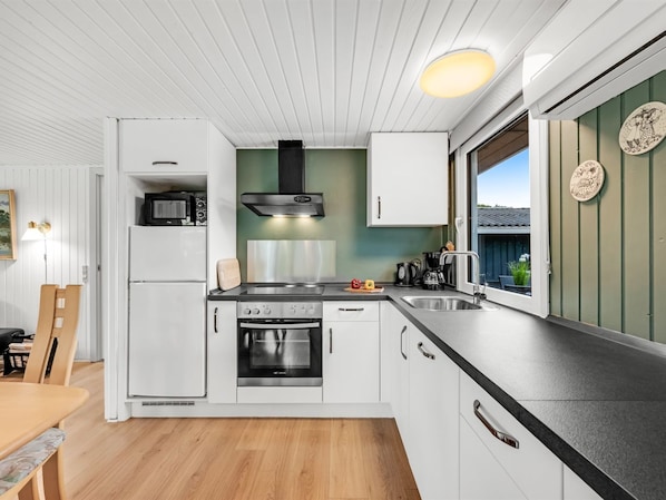 Fridge, microwave, dishwasher, cookware/dishes/utensils