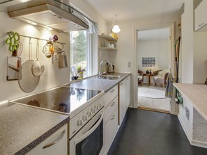 Kjøleskap, ovn, høy barnestol og kjøkkenutstyr