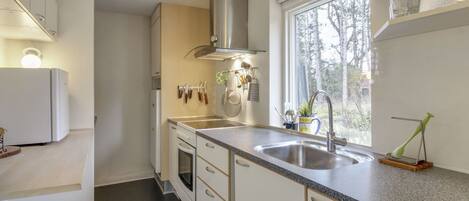 Kühlschrank, Ofen, Hochstuhl, Kochgeschirr/Geschirr/Besteck