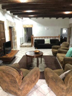 TV, fireplace, DVD player, table tennis - Can Torrelles, Masía Rural en Riudarenes Ideal Para Grupos y ¡petfriendly! (Riudarenes)