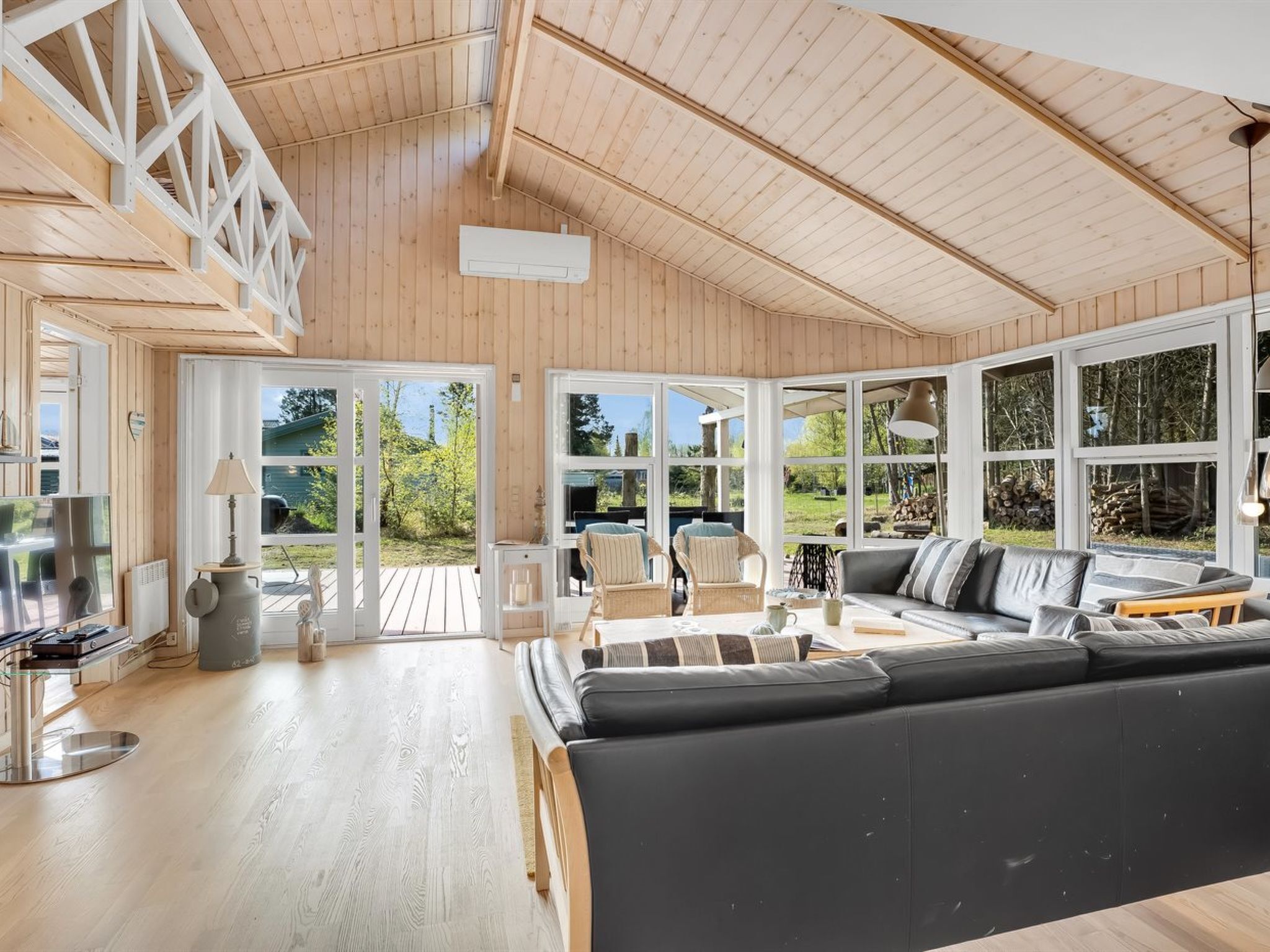 Televisie, een open haard en een dvd-speler