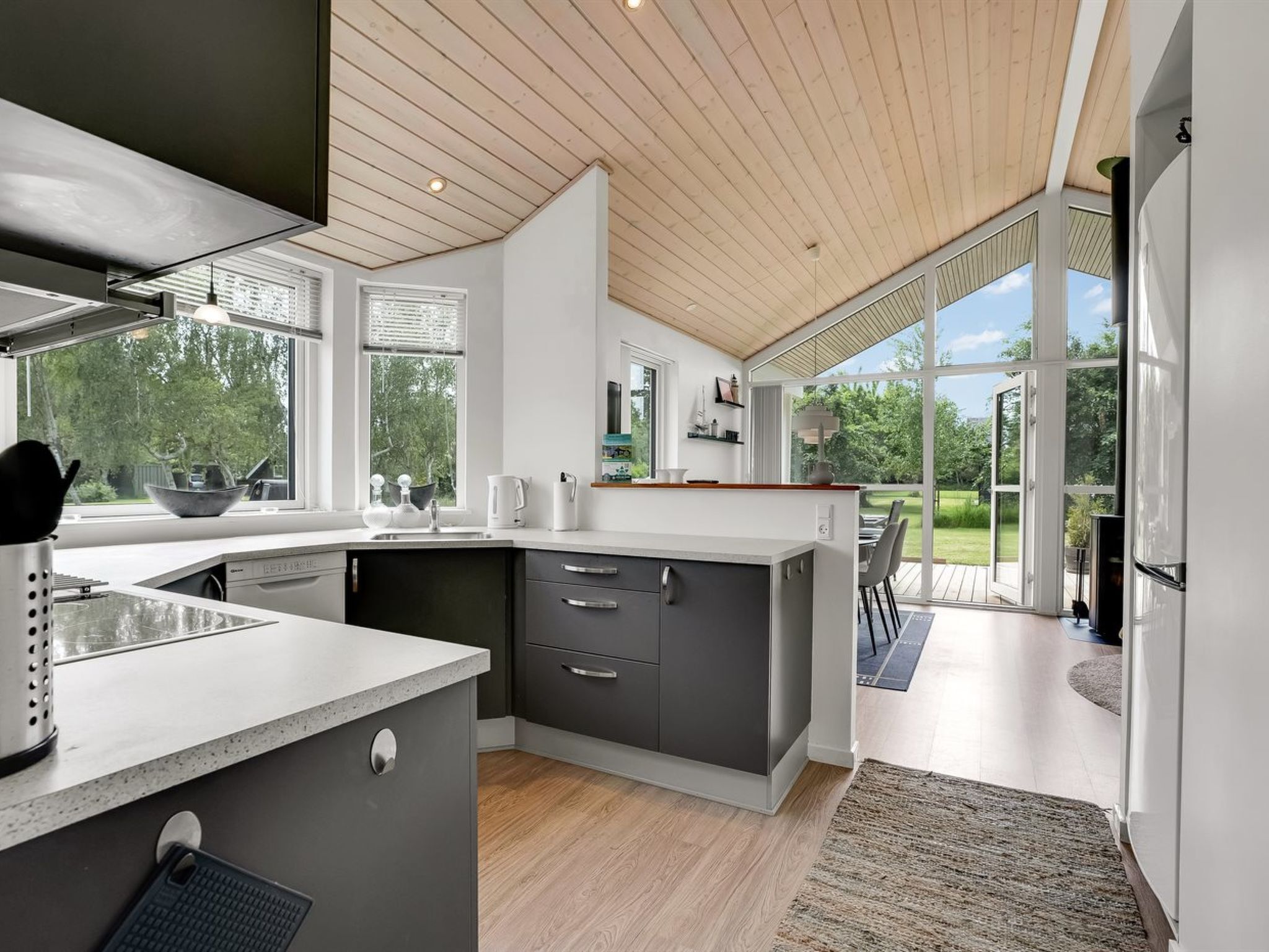 Kjøleskap, ovn, oppvaskmaskin og høy barnestol