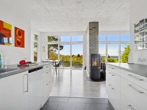 Køleskab, opvaskemaskine, køkkentøj/tallerkener/redskaber