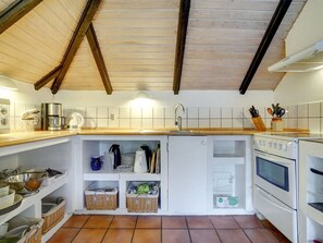 Kühlschrank, Mikrowelle, Kochgeschirr/Geschirr/Besteck