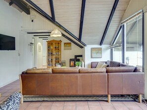 Fernseher, Kamin, DVD-Player