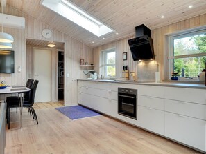 Refrigerador, microondas, lavavajillas, utensilios de cocina