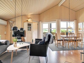 Fernseher, Kamin, DVD-Player