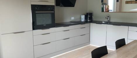 冷蔵庫、食器洗い機、調理器具と食器