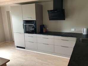 Kühlschrank, Geschirrspüler, Kochgeschirr/Geschirr/Besteck