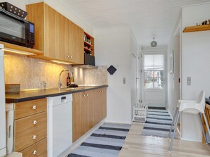 Fridge, microwave, dishwasher, cookware/dishes/utensils