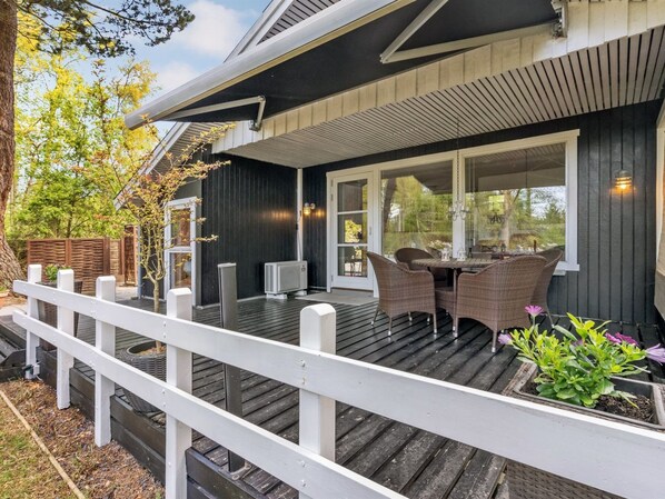 Outdoor dining - "Eweline" - 75m from the sea by Interhome (Gedser)