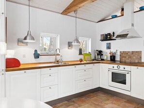 Fridge, microwave, dishwasher, cookware/dishes/utensils
