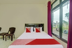 Standard Double Room | Desk, laptop workspace, soundproofing, bed sheets
