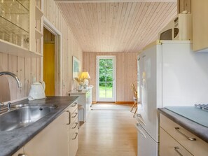 Jääkaappi, mikroaaltouuni, keittoastiat/astiat/ruokailuvälineet