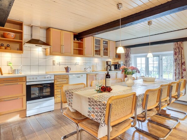 Fridge, microwave, dishwasher, cookware/dishes/utensils