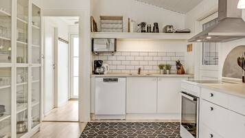 Fridge, microwave, dishwasher, cookware/dishes/utensils