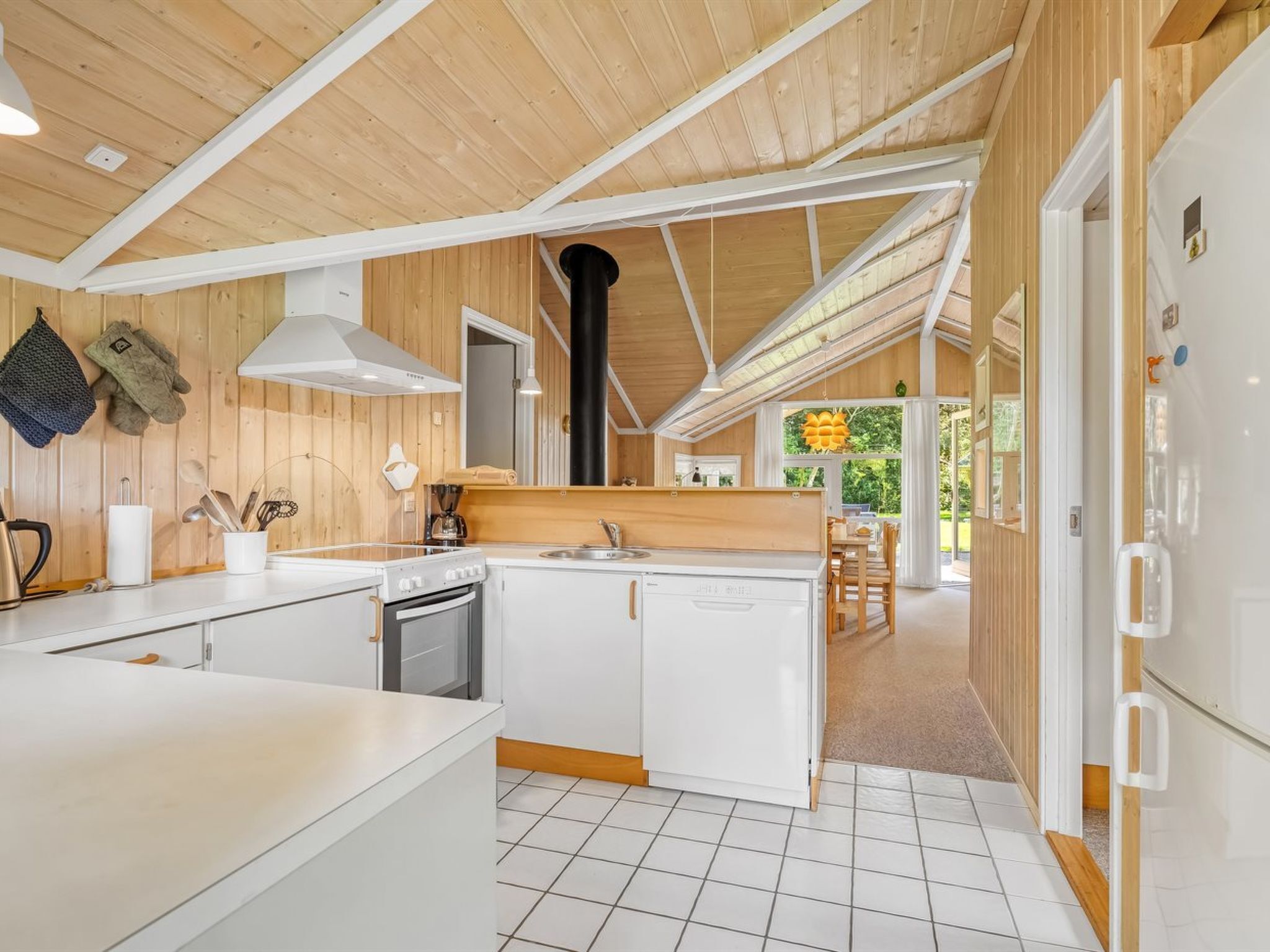 ثلاجة، ميكروويف، غسالة أطباق، مستلزمات طهي/أطباق/أوعية